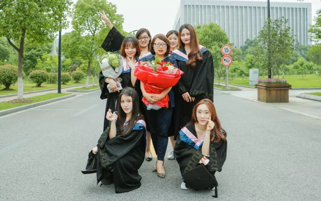 浙江传媒帅哥美女穿上学士服都这么好看