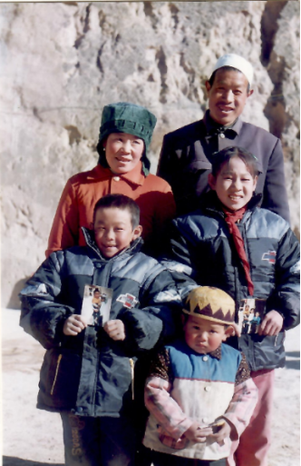 2002年浙传志愿者小分队为鸦儿川村村民拍全家福