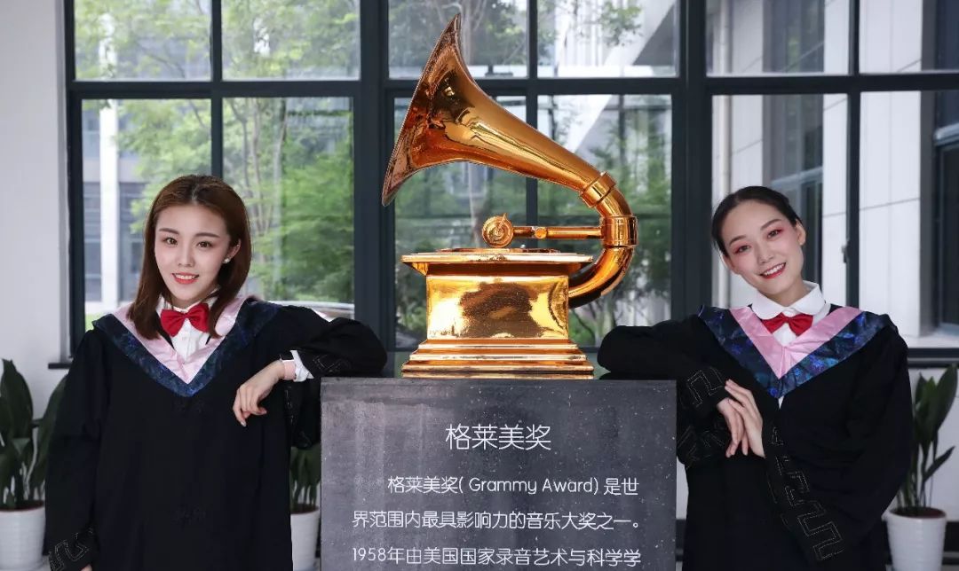 浙江传媒帅哥美女穿上学士服都这么好看