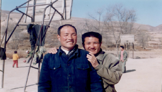 二十年前（原）鸦儿川小学最后一任校长马应贵老师（左）