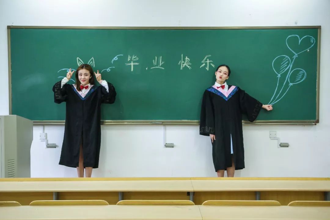 浙江传媒帅哥美女穿上学士服都这么好看
