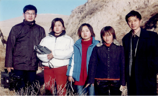2002年鸦儿川小学代课老师海小梅（右二）和浙传师生合影