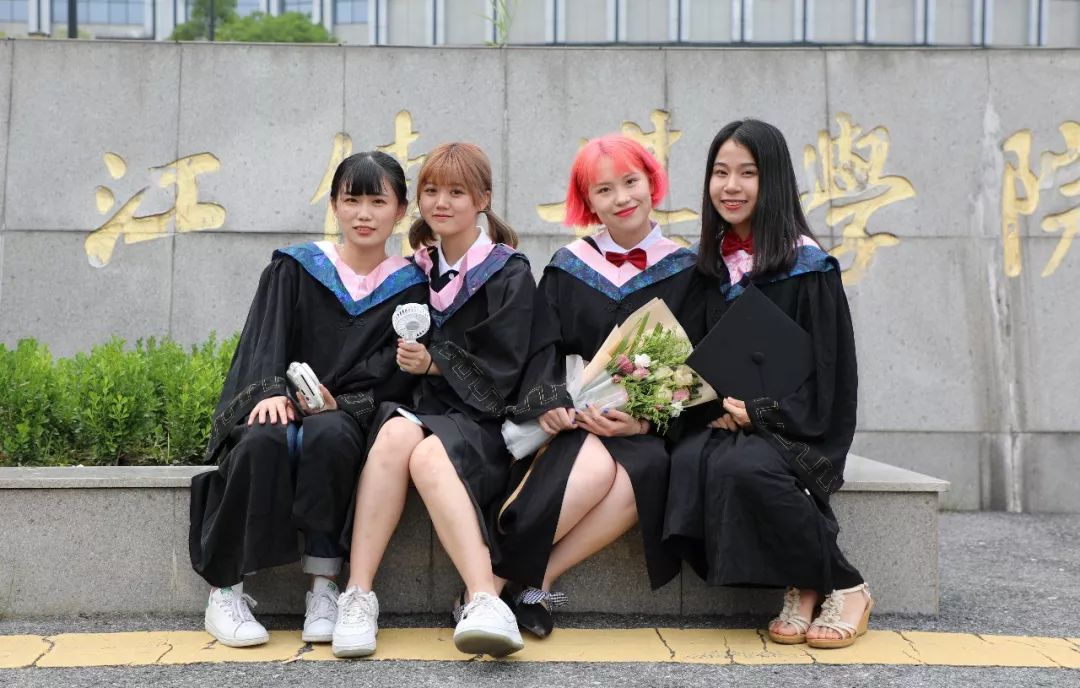 浙江传媒帅哥美女穿上学士服都这么好看