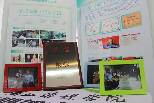 奖牌合照2.jpg