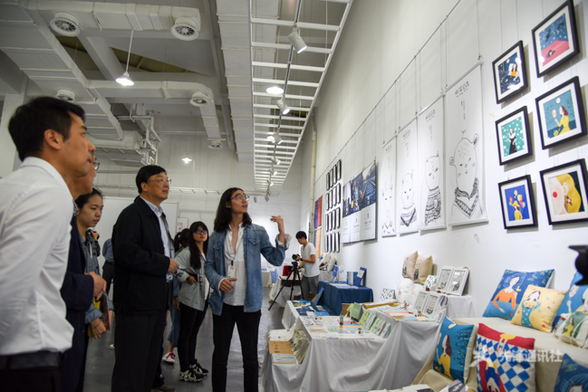 2016-5-21-古铖丰-彭校长参观招聘会+毕业展-25.JPG