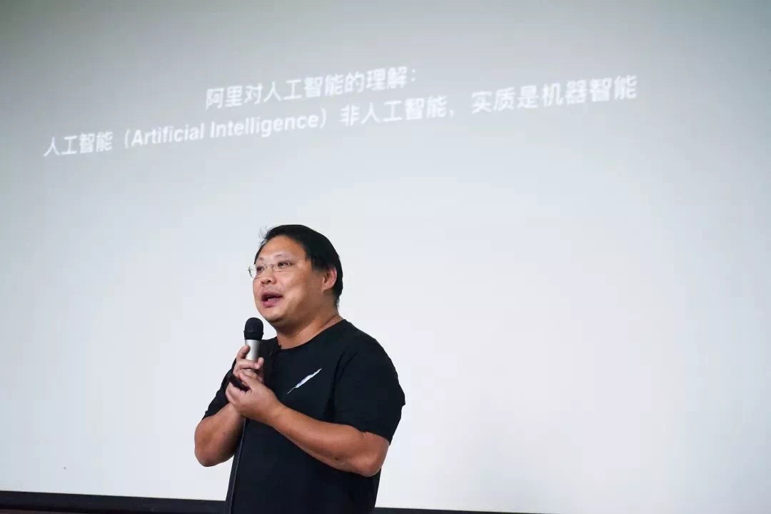 讲座中,王强宇先生为同学们介绍了什么是 ai 人工智能 ai 智能是如何