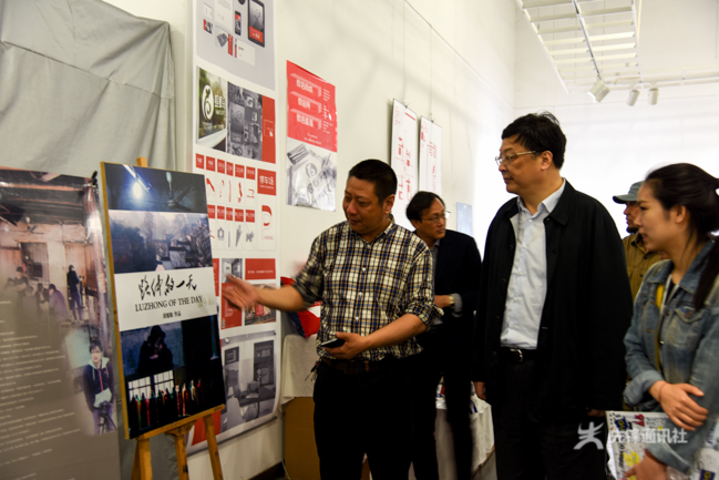 2016-5-21-古铖丰-彭校长参观招聘会+毕业展-27.JPG
